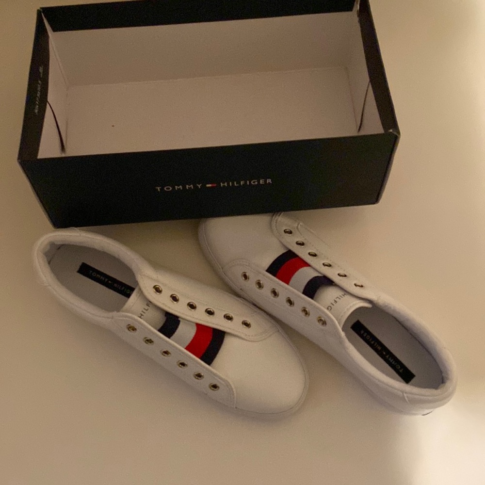 9M Women’s Tommy Hilfiger White Low Top Shoes